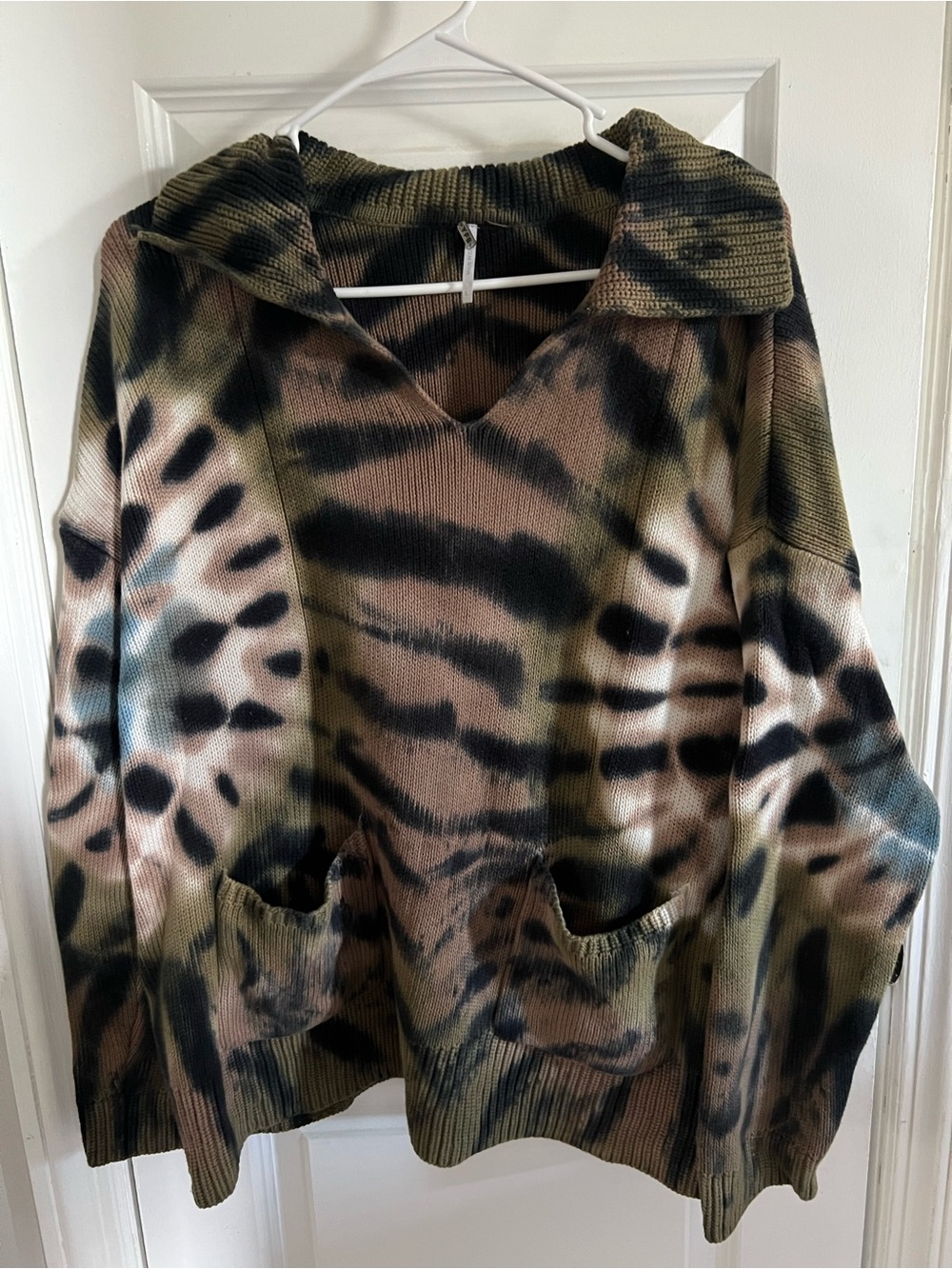 Tie-Dye V-Neck Pullover Sweater in Olive & Brown